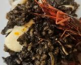 Foto del paso 6 de la receta: Arroz negro ⚫️ con gambas rojas y tiras de bacalao
