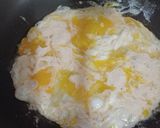 รูปขั้นตอนการทำที่ 3 ของ Fried tortilla with Scrambled Eggs ตอติญ่าทอดไส้ไข่คน
