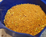 Foto del paso 2 de la receta: Tarta de yogur y queso con base de galletas y pistachos