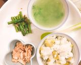 Hình bước làm 1 của món Ăn dặm cho bé: măng tây xào tỏi, cá hồi hấp, cơm nấu khoai lang 1:7, canh bí