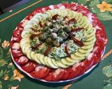 Une image de l'étape 9 de Salade composée aux tomates, concombre, courgette, olives, poivron, basilic et parmesan.