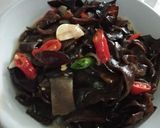 Foto langkah ke 2 dari resep Tumis jamur kuping simpel.