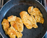 Foto del paso 3 de la receta: Pechugas a la sartén bañadas en salsa bechamel con queso