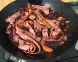 Une image de l'étape 12 de Tagliatelles de saucisses fumées aux carottes violettes et oignon rouge.