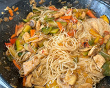 Foto del paso 17 de la receta: Fideos chinos con pollo y verduras