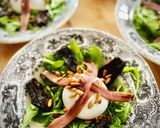 Foto del paso 3 de la receta: Ensalada de rúcula y burrata con anchoas de Santoña, tomate seco y piñones, sobre pesto de perejil