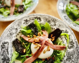 Foto del paso 3 de la receta: Ensalada de rúcula y burrata con anchoas de Santoña, tomate seco y piñones, sobre pesto de perejil