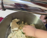 Foto langkah ke 2 dari resep Kue bawang renyah.