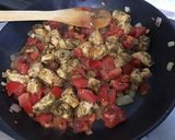 Une image de l'étape 11 de Filet de poulet aux tomates, épices, coriandre et jus de rhubarbe rose.