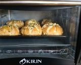 Foto langkah ke 5 dari resep Korean Garlic Roti Burger.