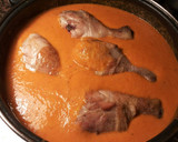 Foto del paso 23 de la receta: Muslos de pollo en salsa de tomate con patatas fritas en aceite de pollo frito