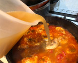 Foto del paso 3 de la receta: Pollo en salsa