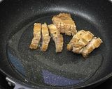 รูปขั้นตอนการทำที่ 2 ของ ผัดผักบุ้งหมูกรอบ