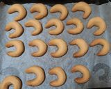 Foto langkah ke 6 dari resep Almond crescent cookies.