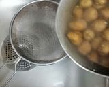 A picture of step 2 of Cheesy smashed potatoes.