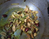 A picture of step 4 of Kanda poha.