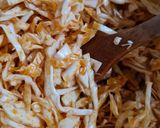 Foto del paso 2 de la receta: Ensalada templada de col al pimentón con ajos fritos 🧄