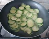 Foto del passaggio 1 della ricetta Zucchine con l' uovo
