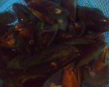 Foto langkah ke 1 dari resep Kerang Hijau Asam Manis Pedas.