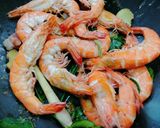 รูปขั้นตอนการทำที่ 4 ของ กุ้งอบเกลือและสมุนไพร