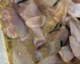 Foto langkah ke 2 dari resep Ayam Goreng Kremes Daun Jeruk.