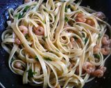 Foto del paso 3 de la receta: Fetuccini con Camarones (Lemon Garlic)