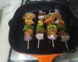 A picture of step 6 of Potato and chicken grill sticks.