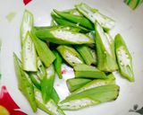 Hình bước làm 1 của món Đậu bắp xào tép khô