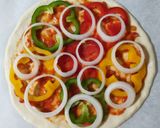 Hình bước làm 6 của món Pizza cá hồi xúc xích thịt xông khói