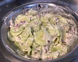 Une image de l'étape 10 de Salade de concombres marinés au chèvre frais, citron, oignon rouge et persil.