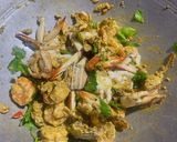 รูปขั้นตอนการทำที่ 4 ของ ปูม้า&กุ้งผัดผงกระหรี่