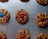 Foto langkah ke 7 dari resep Cookie Monster Chewy Chocochips Cookies.