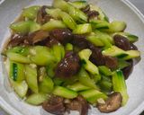 Foto langkah ke 3 dari resep Cah timun Jepang&jamur shitake.