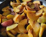 Foto del paso 1 de la receta: Ensalada🥗de duraznos🍑, pepino y cebolla morada🧅🍑🥙