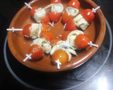 Foto del paso 5 de la receta: Banderillas de cherry con boquerones y queso