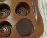 Foto del passaggio 9 della ricetta Cioccolatini laurea 🧑‍🎓🐞