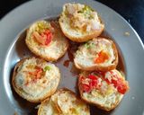 A picture of step 5 of Garlic Bun Pizzas.