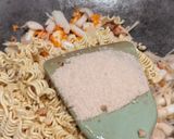 Foto langkah ke 4 dari resep Mie Goreng Jamur.