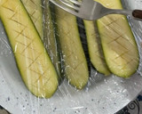 Foto del paso 2 de la receta: Calabacines rellenos de pavo y queso