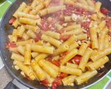 Foto del passaggio 4 della ricetta Tortiglioni alla ricciola in due consistenze e liquirizia