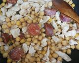 Foto del paso 2 de la receta: Arroz con pollo, garbanzos y chorizos