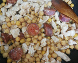 Foto del paso 2 de la receta: Arroz con pollo, garbanzos y chorizos