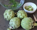 Foto del paso 1 de la receta: Tortilla de alcachofas y ajos tiernos