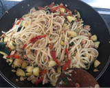 Foto del paso 5 de la receta: Tallarines con atún, verduritas y albahaca