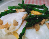Foto del paso 4 de la receta: Huevos fritos, ajos y yemas de espárragos