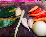 Foto langkah ke 2 dari resep Ayam suwir pedas manis.