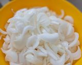 Foto del passaggio 1 della ricetta Spaghettoni con crema di cipolle e briciole di salsiccia croccante