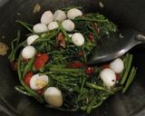 Foto langkah ke 8 dari resep Tumis kangkung terasi telur puyuh.