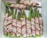 Baconbe tekert zöldspárga sajttal sütve recept fázis 1 fotója