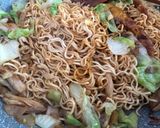 Foto langkah ke 2 dari resep Mie Goreng Untuk Nasi Uduk.